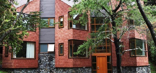 Condominio de cabañas de madera con techos a dos aguas.