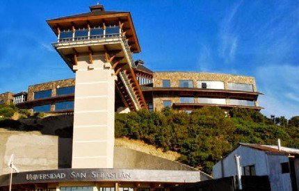 Club de campo con quincho y torre mirador de piedra.